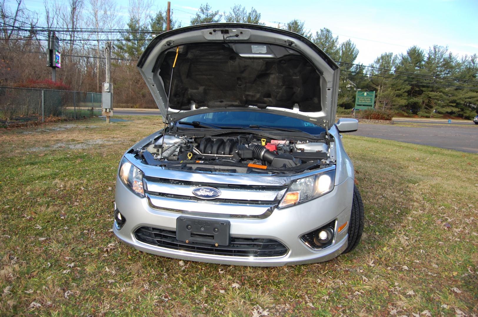 2012 Silver /Black Leather Ford Fusion SEL (3FAHP0JG2CR) with an 3.0L V6 DOHC 24V engine, Automatic transmission, located at 6528 Lower York Road, New Hope, PA, 18938, (215) 862-9555, 40.358707, -74.977882 - Here we have a very nice Ford Fusion SEL with a 3.0L V6 putting power to the front wheels via an automatic transmission. The interior offers black leather, keyless entry, remote start, heated front seats, dual climate controls, AM/FM/CD/AUX/SIRIUS radio, power sunroof, cruise control, tilt steering - Photo#21